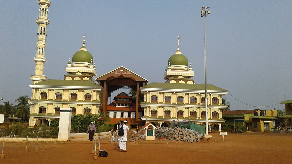 1024px malik deenar mosque  kasaragod 2018